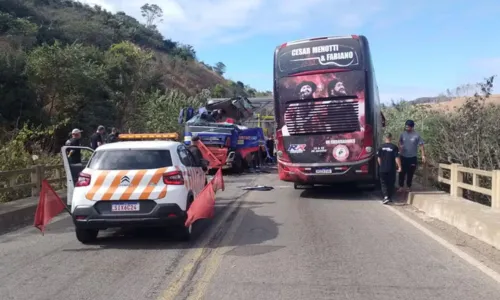 A colisão aconteceu quando os veículos se cruzavam por uma ponte