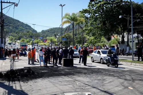 Manifestantes fecharam a rua  Francisco da Cruz Nunes, em Piratininga