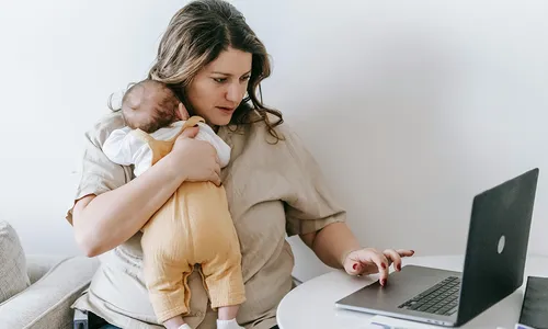 Muitas mulheres enfrentam dificuldades em equilibrar as demandas do trabalho com as responsabilidades da maternidade