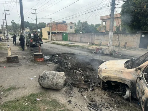 Ação é feita por policiais militares do 7º BPM e pela equipe de demolição da PMERJ