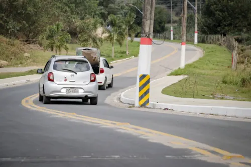 Os postes estão instalados na Estrada do Rio Fundo, no bairro Caxito