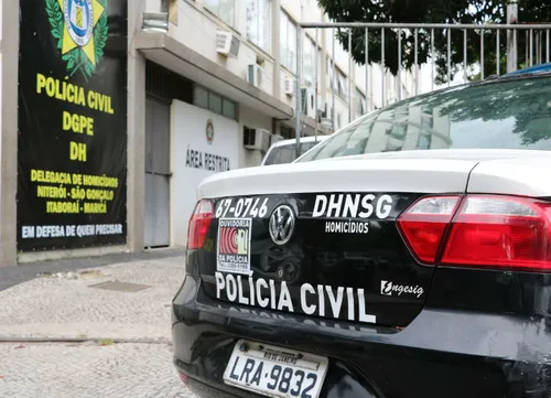 Policiais civis da Delegacia de Homicídios de Niterói, São Gonçalo e Itaboraí (DHNSG) realizaram a prisão