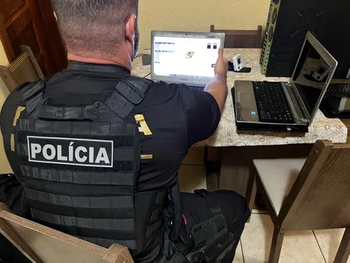 Agentes apreenderam o celular do acusado, além de um notebook e outros materiais