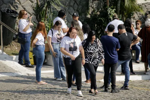 Familiares e amigos estavam vestidos com blusas brancas estampadas com a foto de Rhuan