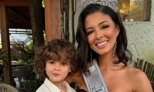 Luana Cavalcante ao lado do seu filho, Pedro, após vencer o concurso de Miss Brasil