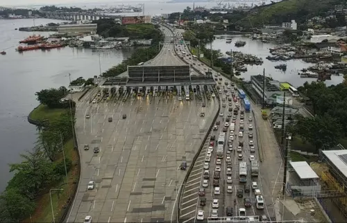 Engarrafamento é causado por alto fluxo de veículos