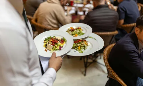 São oferecidas ainda vagas de estágio para estudantes universitários, com 35 vagas em Gastronomia na Barra da Tijuca e no Centro