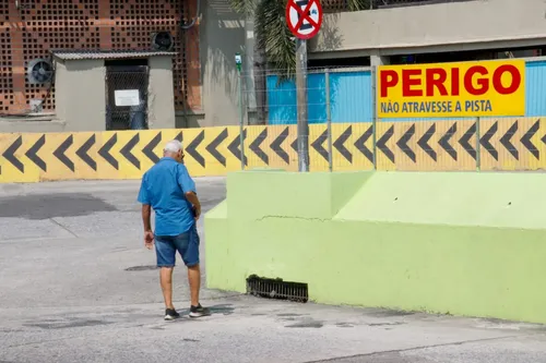 Placas de alerta são ignoradas por parte de pedestres