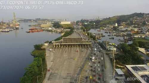 Trânsito é lento na Ponte Rio-Niterói