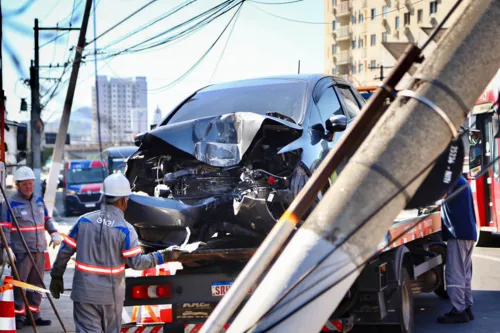 Carro teve a parte frontal destruída