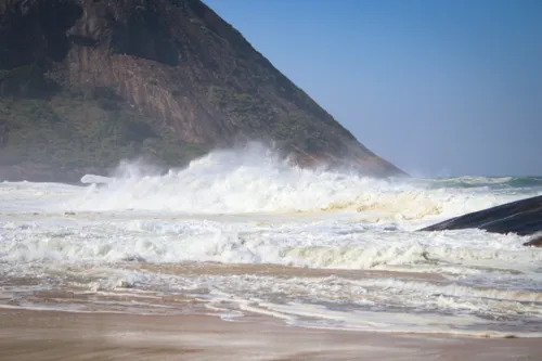 Ressaca atinge litoral do Rio desde às 6h desta segunda (12)