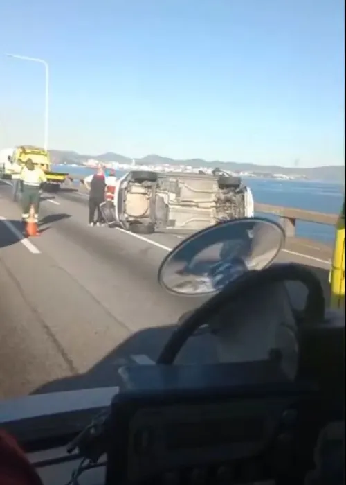 Por conta do acidente, uma faixa da Ponte foi interditada