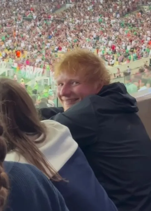 Ed Sheeran acenou para fãs durante jogo entre Fluminense e Atlético-MG