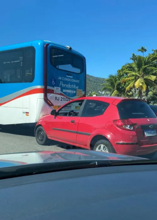 Carro bateu na traseira de um ônibus