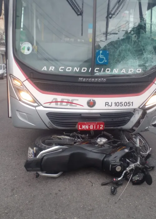 Moto foi parar praticamente debaixo do ônibus