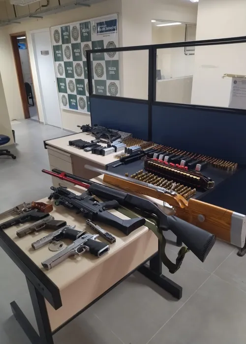 Armas e munições foram apreendidas por policiais da Deam de São Gonçalo