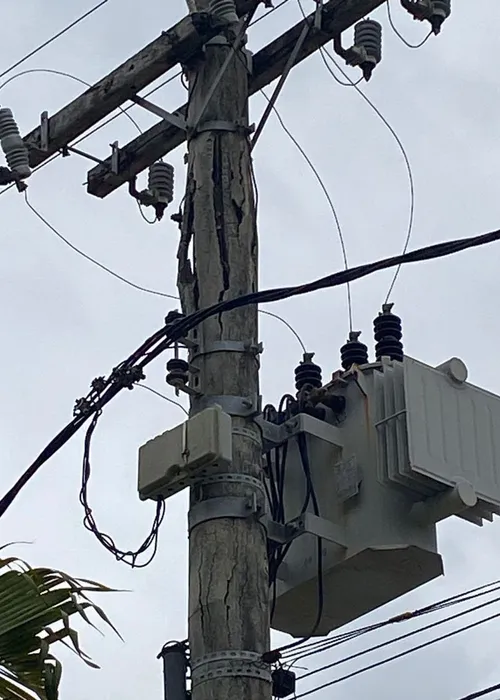 O poste em questão está localizado na Rua Jayme Bittencourt