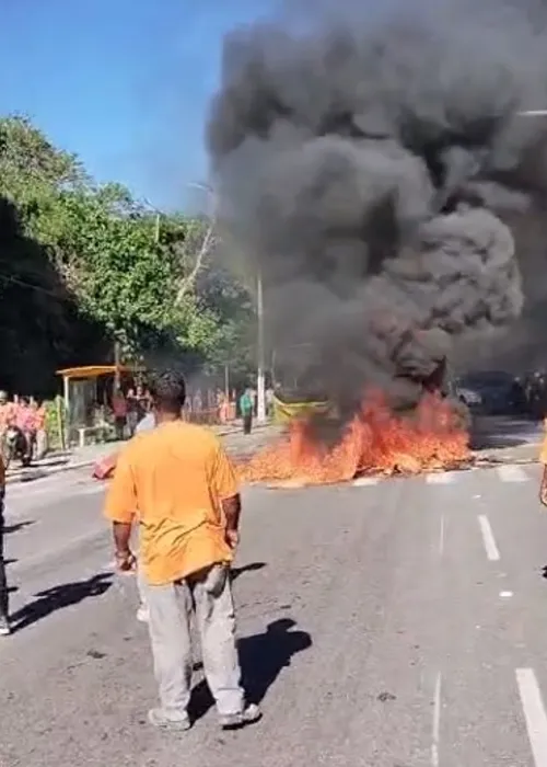 Moradores atearam fogo em objetos no meio da via