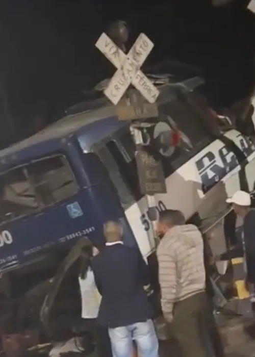 Ônibus de passeio teve pane elétrica e ficou parado na linha do trem