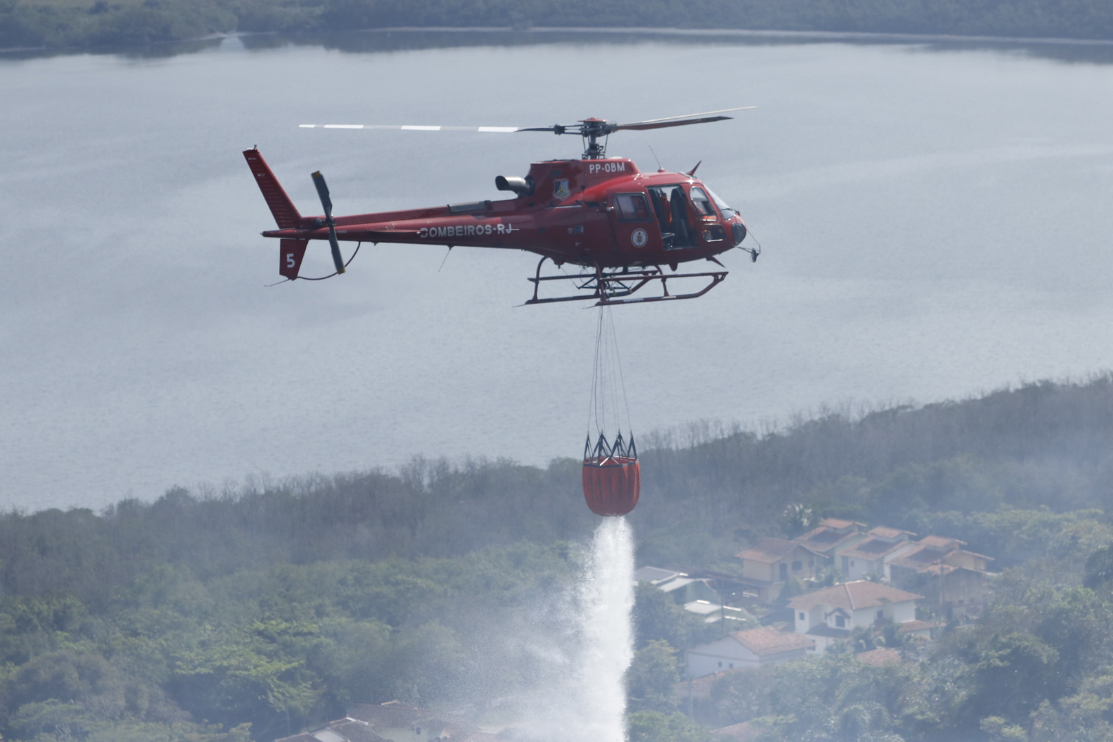 Bombeiros extinguiram mais de 1 mil incêndios florestais no Rio