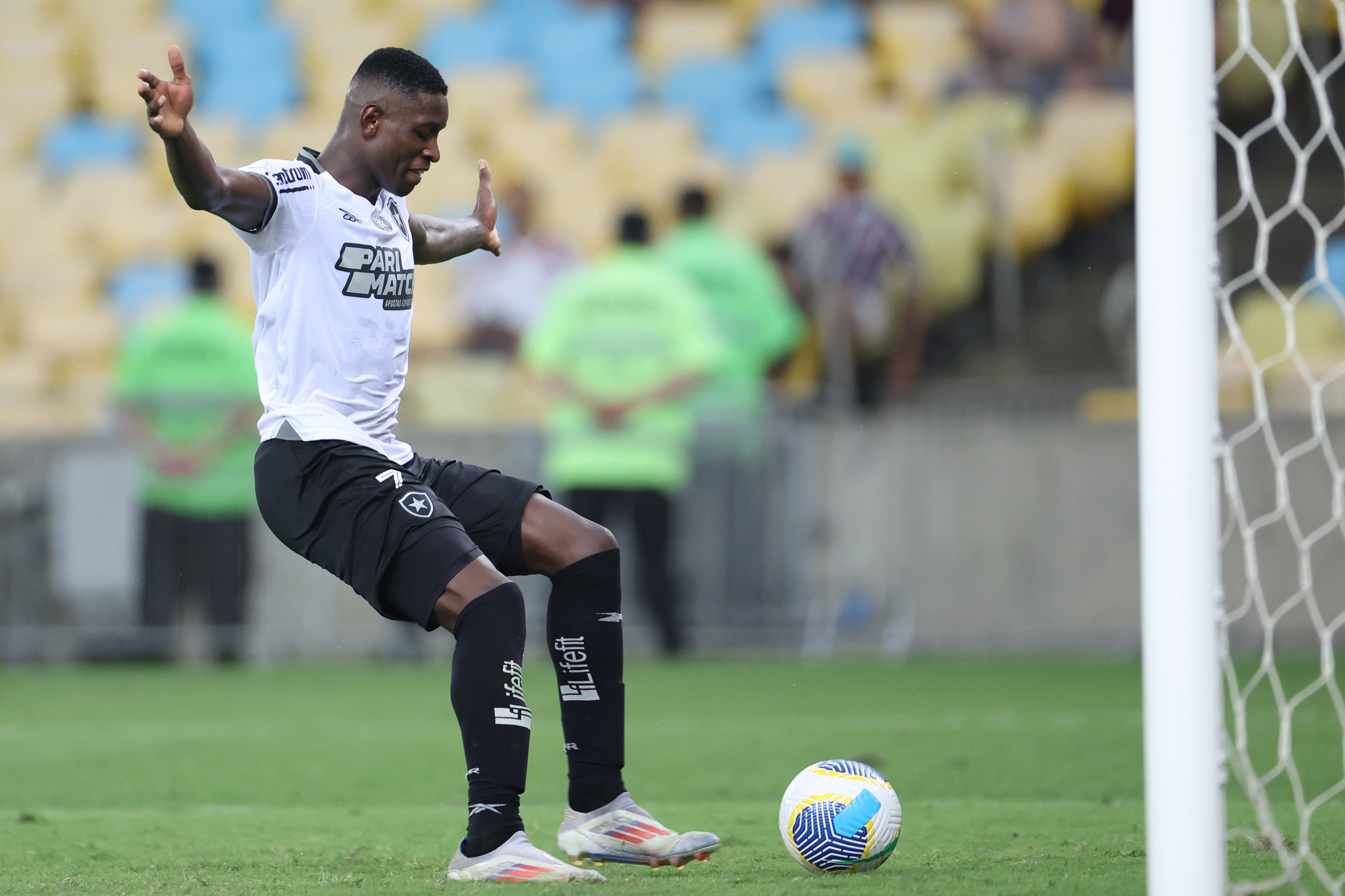 Botafogo vence o Fluminense e dispara na liderança do Brasileirão