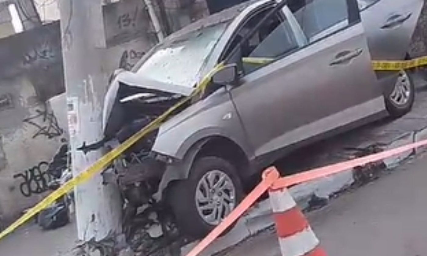 Carro colide com poste em SG e três pessoas ficam feridas