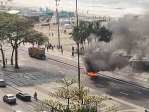 Carro em chamas assusta em frente ao Copacabana Palace; vídeo