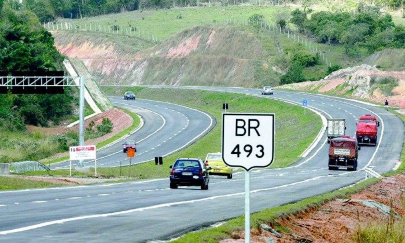 Crianças são atropeladas por caminhão na Baixada; uma morreu