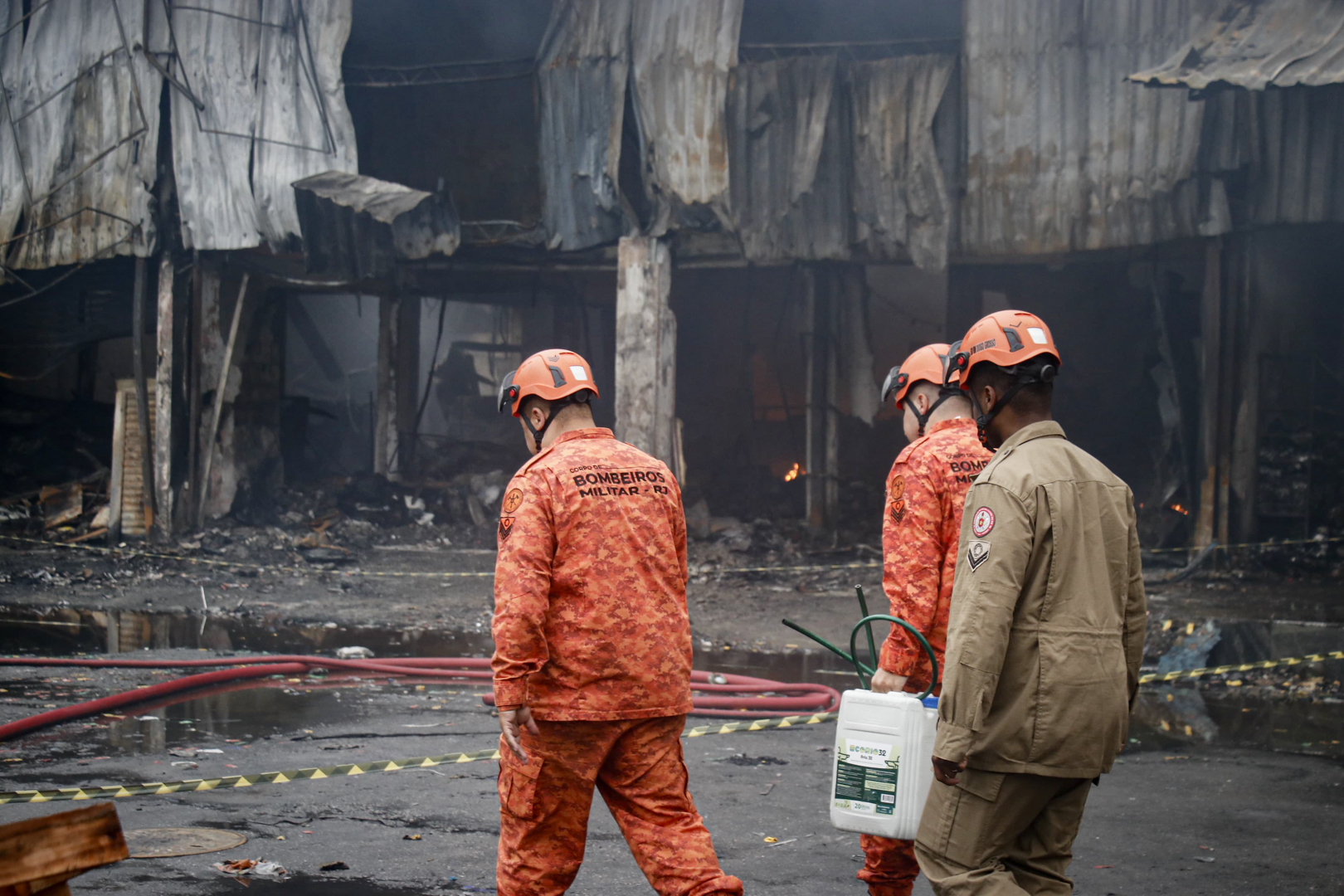 Fogo continua no Ceasa mais de 30h após incêndio: 'Muito triste'