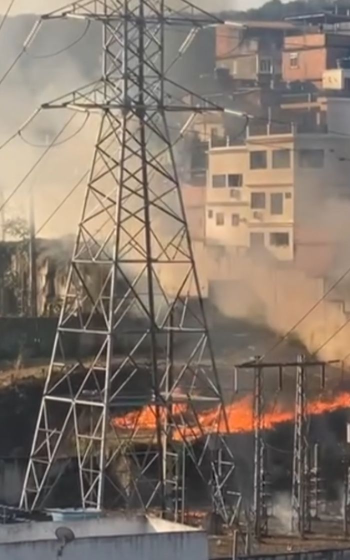 Fogo em subestação causa apagão em vários pontos do Rio; vídeo