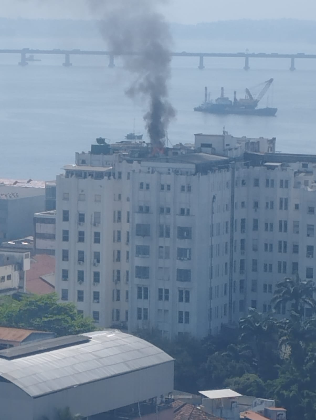 Incêndio em hospital causa pânico no Centro do Rio; vídeo