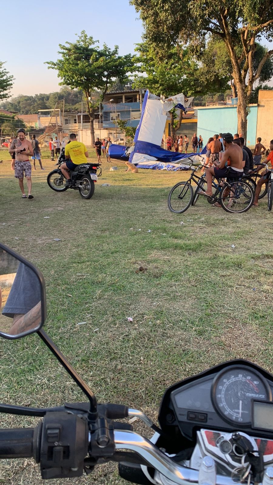 Meu Deus! Avião de pequeno porte cai na Baixada Fluminense; vídeo