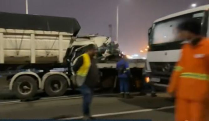 Niterói parada! Colisão de carretas na Ponte dá nó no trânsito