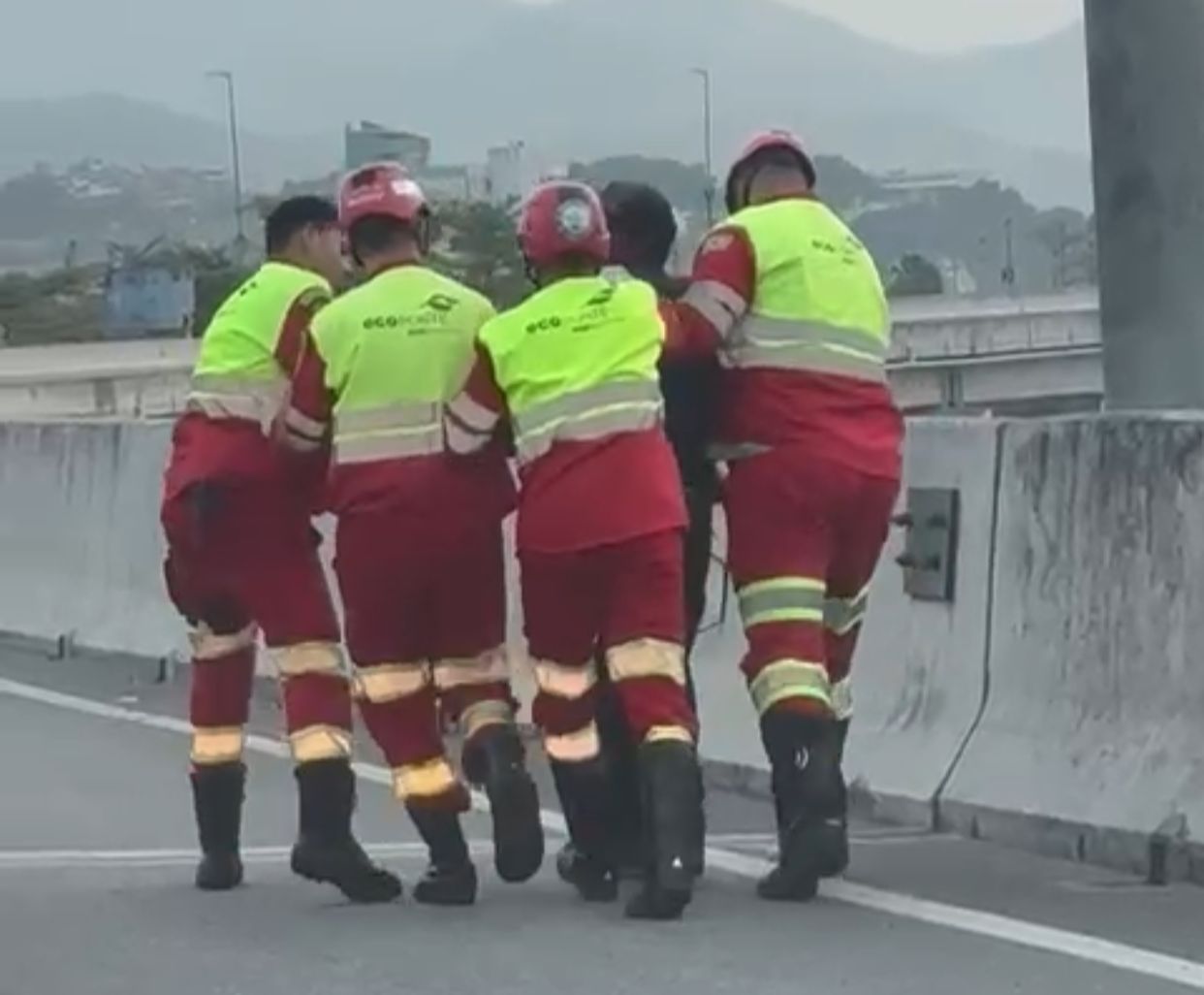 O que acontece quando um andarilho é pego na Ponte Rio-Niterói?