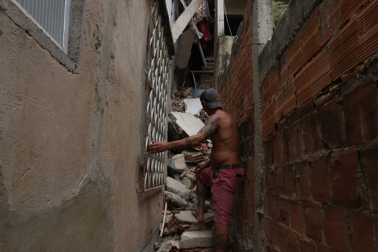 'Ouvi um estalo': vizinho narra pânico após casa desabar no Rio