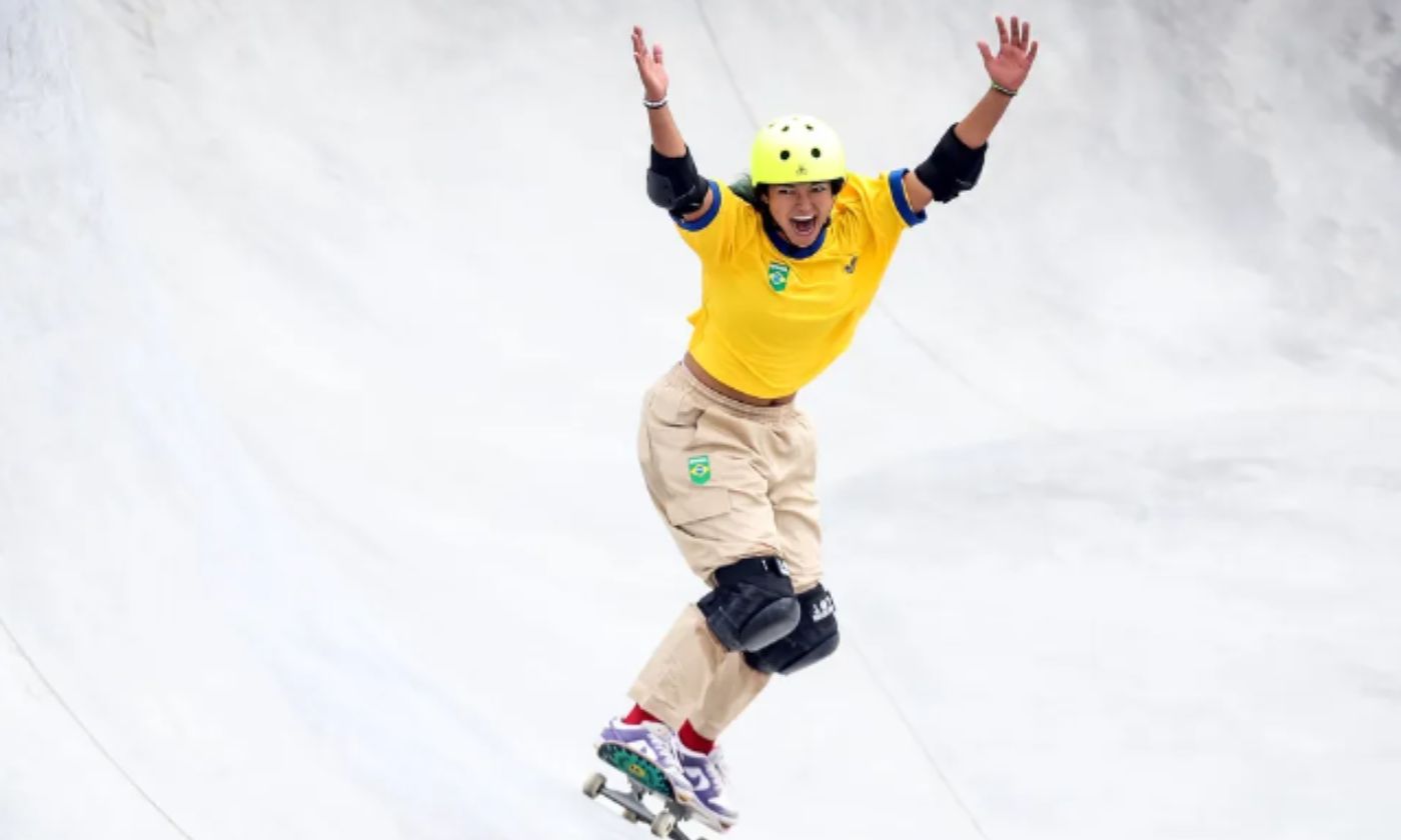 Skatista brasileira de 17 anos é campeã mundial na Itália