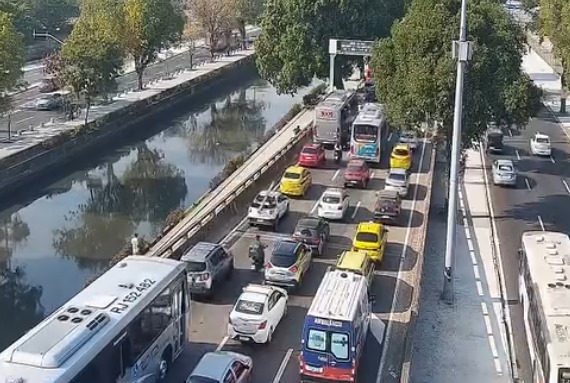 Tudo parado! Acidente na saída da Ponte atrasa ida ao trabalho