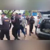 Homem estava sujo de sangue por conta do soco que levou de um aluno