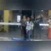 O homem foi encontrado morto dentro do próprio bar, no Colubandê