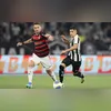 O jogador estava com dores após uma dividida com Alexander Barboza