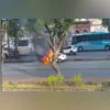 Imagem ilustrativa da imagem Carro em chamas interdita pista no Centro do Rio