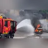 Imagem ilustrativa da imagem Carro em chamas no meio da rua em São Gonçalo