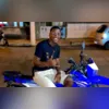 Ele é um dos integrantes do grupo Os Leleks, natural de Niterói