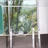 Na fachada, o vidro aparece com dois pontos estilhaçados