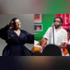 O momento da revelação aconteceu em um palco decorado com flores e balões