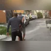 Imagem ilustrativa da imagem Homem é preso após agredir e ameaçar jogar mulher de escada
