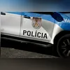 Foram apreendidas três pistolas, dois rádios transmissores, carregadores, munições e drogas