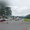 Caminhão tombado bloqueia chegada à Serra de Petrópolis