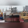 Embarcações abandonadas na Ilha da Conceição, na Zona Norte de Niterói