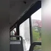 Com receio dos disparos, diversos motoristas e passageiros procuraram abrigo nas muretas da Avenida Brasil.
